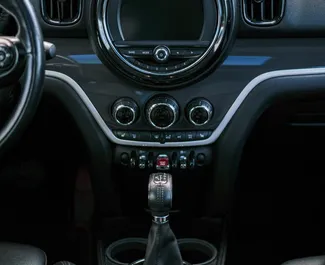 Interni di Mini Countryman Cooper S in affitto in Georgia. Un'ottima auto da 5 posti con cambio Automatico.