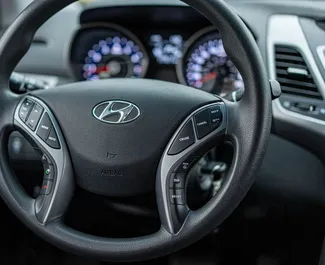 Interni di Hyundai Elantra in affitto in Georgia. Un'ottima auto da 5 posti con cambio Automatico.