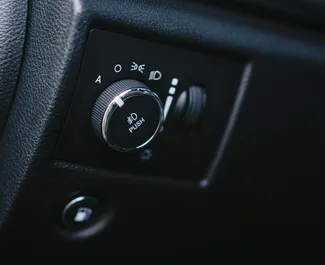 Interni di Jeep Grand Cherokee in affitto in Georgia. Un'ottima auto da 5 posti con cambio Automatico.