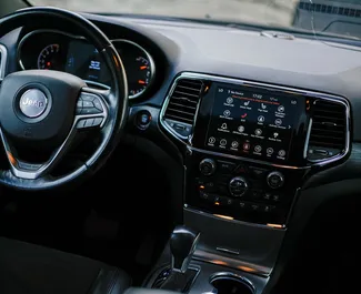 Noleggio Jeep Grand Cherokee. Auto Comfort, Premium, SUV per il noleggio in Georgia ✓ Cauzione di Deposito di 350 GEL ✓ Opzioni assicurative RCT, CDW, Furto.