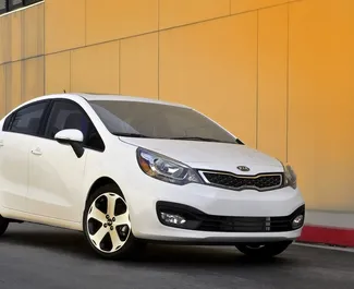 Vista frontale di un noleggio Kia Rio a Baku, Azerbaigian ✓ Auto #11904. ✓ Cambio Automatico TM ✓ 0 recensioni.