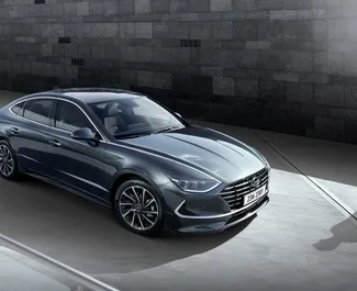 Vista frontale di un noleggio Hyundai Sonata a Baku, Azerbaigian ✓ Auto #11946. ✓ Cambio Automatico TM ✓ 0 recensioni.