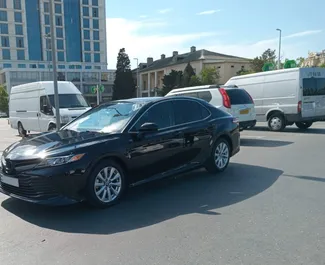 Vista frontale di un noleggio Toyota Camry a Baku, Azerbaigian ✓ Auto #11948. ✓ Cambio Automatico TM ✓ 0 recensioni.
