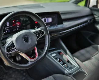 Interni di Volkswagen Golf 8 in affitto in Montenegro. Un'ottima auto da 5 posti con cambio Automatico.