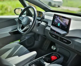 Interni di Volkswagen ID3 in affitto in Montenegro. Un'ottima auto da 5 posti con cambio Automatico.