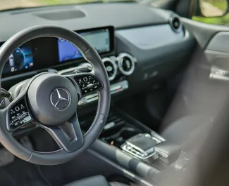 Interni di Mercedes-Benz B-Class in affitto in Montenegro. Un'ottima auto da 5 posti con cambio Automatico.