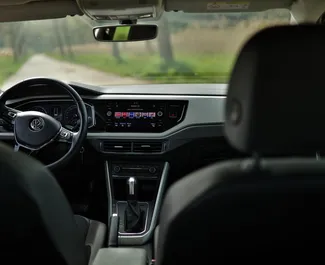 Volkswagen Polo 2022 disponibile per il noleggio in Becici, con limite di chilometraggio di illimitato.