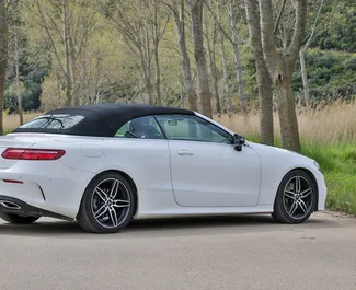Interni di Mercedes-Benz E-Class Cabrio in affitto in Montenegro. Un'ottima auto da 4 posti con cambio Automatico.
