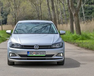 Vista frontale di un noleggio Volkswagen Polo in Becici, Montenegro ✓ Auto #12080. ✓ Cambio Manuale TM ✓ 0 recensioni.