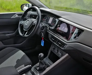 Volkswagen Polo 2021 disponibile per il noleggio in Becici, con limite di chilometraggio di illimitato.