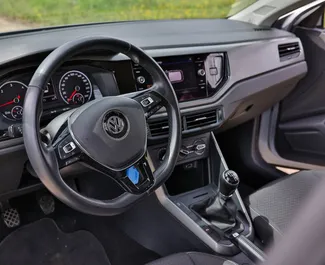 Interni di Volkswagen Polo in affitto in Montenegro. Un'ottima auto da 5 posti con cambio Manuale.