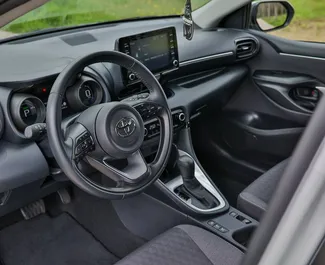 Noleggio Toyota Yaris. Auto Economica, Comfort per il noleggio in Montenegro ✓ Cauzione di Deposito di 250 EUR ✓ Opzioni assicurative RCT, Passeggeri, All'estero.