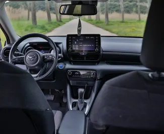 Toyota Yaris 2023 disponibile per il noleggio in Becici, con limite di chilometraggio di illimitato.