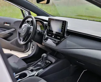 Toyota Corolla 2022 disponibile per il noleggio in Becici, con limite di chilometraggio di illimitato.