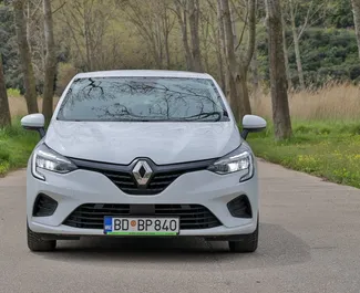 Vista frontale di un noleggio Renault Clio 5 in Becici, Montenegro ✓ Auto #12083. ✓ Cambio Manuale TM ✓ 0 recensioni.