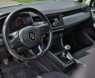 Renault Clio 5 2021 disponibile per il noleggio in Becici, con limite di chilometraggio di illimitato.