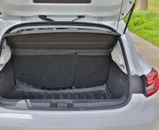 Interni di Renault Clio 5 in affitto in Montenegro. Un'ottima auto da 5 posti con cambio Manuale.