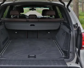 BMW X5 2016 con sistema A trazione posteriore, disponibile in Becici.