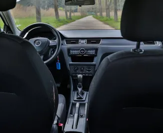 Interni di Skoda Rapid in affitto in Montenegro. Un'ottima auto da 5 posti con cambio Automatico.