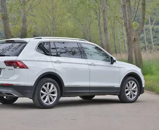 Interni di Volkswagen Tiguan in affitto in Montenegro. Un'ottima auto da 7 posti con cambio Automatico.