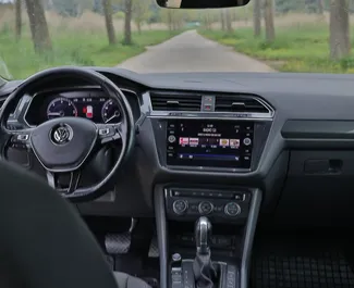 Volkswagen Tiguan 2019 disponibile per il noleggio in Becici, con limite di chilometraggio di illimitato.