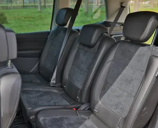 Interni di Volkswagen Sharan in affitto in Montenegro. Un'ottima auto da 7 posti con cambio Automatico.