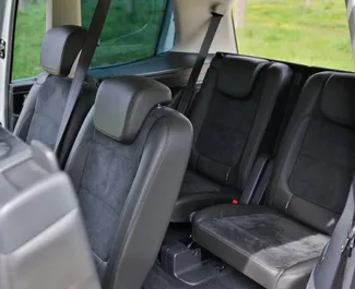 Volkswagen Sharan 2018 disponibile per il noleggio in Becici, con limite di chilometraggio di illimitato.