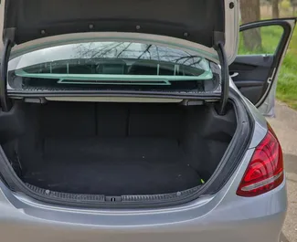 Interni di Mercedes-Benz C-Class AMG in affitto in Montenegro. Un'ottima auto da 5 posti con cambio Automatico.