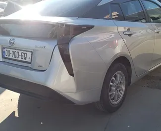 Noleggio Toyota Prius. Auto Economica, Comfort per il noleggio in Georgia ✓ Cauzione di Deposito di 300 GEL ✓ Opzioni assicurative RCT, FDW, Passeggeri, Giovane.