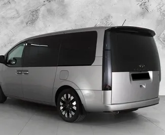 Vista frontale di un noleggio Hyundai Staria a Baku, Azerbaigian ✓ Auto #12021. ✓ Cambio Automatico TM ✓ 0 recensioni.