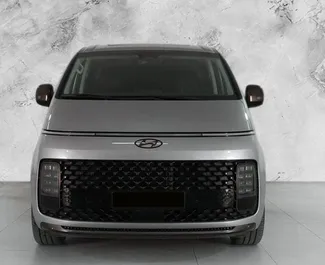 Noleggio Hyundai Staria. Auto Comfort, Monovolume per il noleggio in Azerbaigian ✓ Cauzione di Deposito di 300 AZN ✓ Opzioni assicurative RCT, CDW, SCDW, FDW, Passeggeri, Furto, Giovane, Senza deposito.
