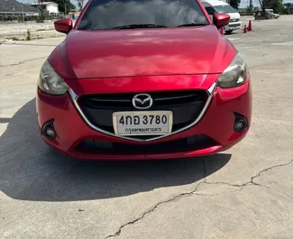 Vista frontale di un noleggio Mazda 2 all'aeroporto Suvarnabhumi di Bangkok, Thailandia ✓ Auto #11199. ✓ Cambio Automatico TM ✓ 0 recensioni.