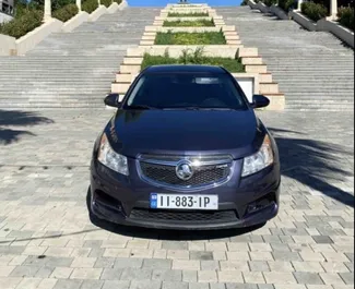 Vista frontale di un noleggio Chevrolet Cruze all'aeroporto di Kutaisi, Georgia ✓ Auto #12025. ✓ Cambio Automatico TM ✓ 0 recensioni.