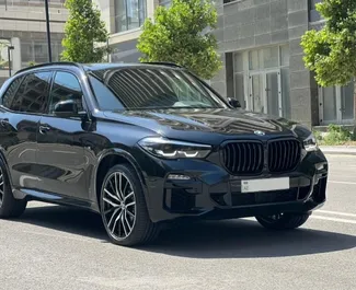 Vista frontale di un noleggio BMW X5 a Baku, Azerbaigian ✓ Auto #12190. ✓ Cambio Automatico TM ✓ 0 recensioni.