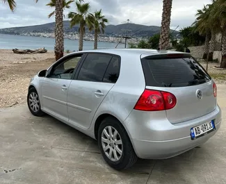 Vista frontale di un noleggio Volkswagen Golf 5 a Saranda, Albania ✓ Auto #11901. ✓ Cambio Manuale TM ✓ 0 recensioni.