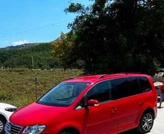Vista frontale di un noleggio Volkswagen Touran a Saranda, Albania ✓ Auto #11898. ✓ Cambio Automatico TM ✓ 0 recensioni.