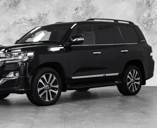 Vista frontale di un noleggio Toyota Land Cruiser 200 a Baku, Azerbaigian ✓ Auto #12022. ✓ Cambio Automatico TM ✓ 0 recensioni.