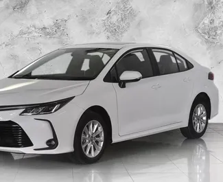 Vista frontale di un noleggio Toyota Corolla Sedan a Baku, Azerbaigian ✓ Auto #12011. ✓ Cambio Automatico TM ✓ 0 recensioni.