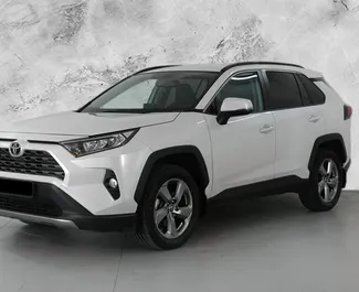 Vista frontale di un noleggio Toyota Rav4 a Baku, Azerbaigian ✓ Auto #12016. ✓ Cambio Automatico TM ✓ 0 recensioni.
