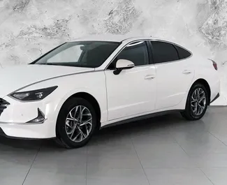 Vista frontale di un noleggio Hyundai Sonata a Baku, Azerbaigian ✓ Auto #11998. ✓ Cambio Automatico TM ✓ 0 recensioni.