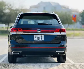 Volkswagen Terramont 2024 disponibile per il noleggio a Dubai, con limite di chilometraggio di 150 km/giorno.
