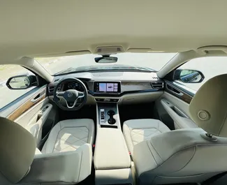 Interni di Volkswagen Terramont in affitto negli Emirati Arabi Uniti. Un'ottima auto da 7 posti con cambio Automatico.