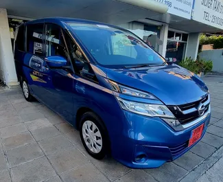 Vista frontale di un noleggio Nissan Serena a Limassol, Cipro ✓ Auto #6682. ✓ Cambio Automatico TM ✓ 0 recensioni.