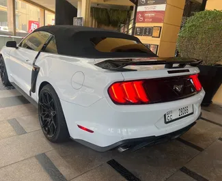 Ford Mustang Cabrio 2023 con sistema A trazione posteriore, disponibile a Dubai.