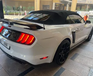Interni di Ford Mustang Cabrio in affitto negli Emirati Arabi Uniti. Un'ottima auto da 4 posti con cambio Automatico.