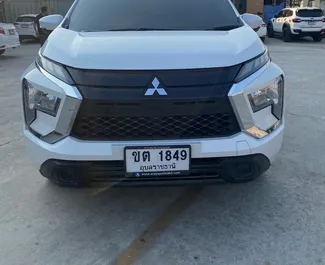 Vista frontale di un noleggio Mitsubishi Xpander all'aeroporto Suvarnabhumi di Bangkok, Thailandia ✓ Auto #11207. ✓ Cambio Automatico TM ✓ 0 recensioni.