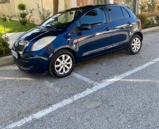Vista frontale di un noleggio Toyota Yaris all'aeroporto di Tirana, Albania ✓ Auto #11941. ✓ Cambio Manuale TM ✓ 0 recensioni.