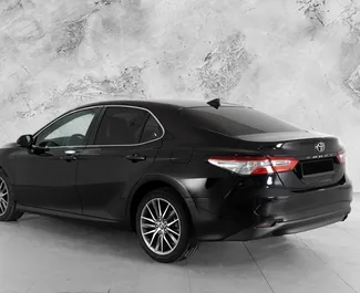Vista frontale di un noleggio Toyota Camry a Baku, Azerbaigian ✓ Auto #12010. ✓ Cambio Automatico TM ✓ 0 recensioni.