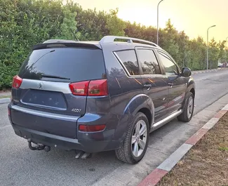 Vista frontale di un noleggio Peugeot 4007 all'aeroporto di Tirana, Albania ✓ Auto #11922. ✓ Cambio Manuale TM ✓ 0 recensioni.