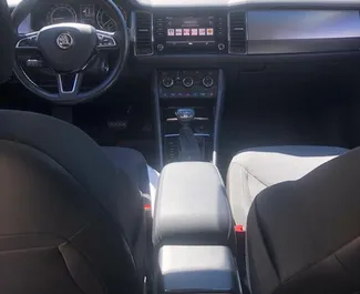 Interni di Skoda Kodiaq in affitto in Montenegro. Un'ottima auto da 7 posti con cambio Automatico.